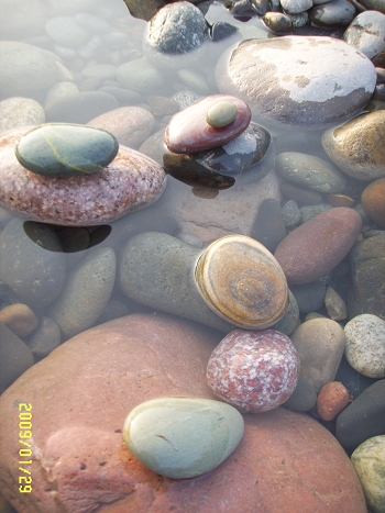 大渡河上段河滩上色彩缤纷的鹅卵石